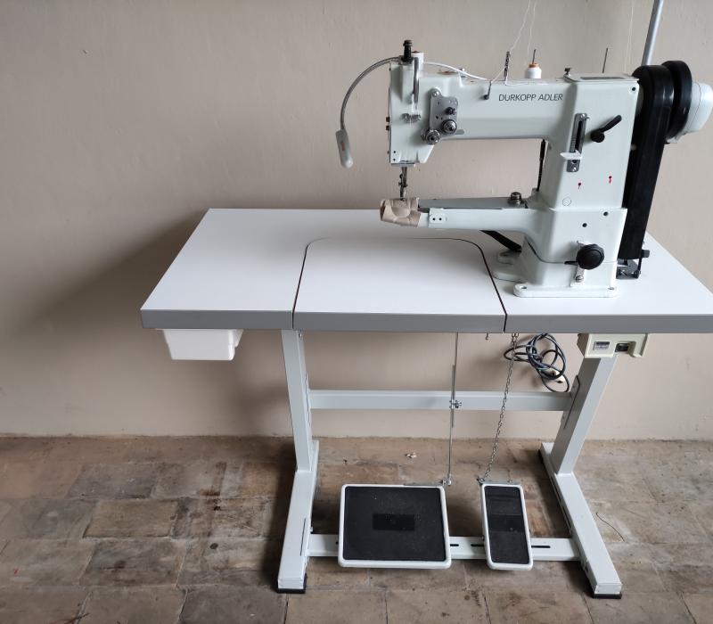 Vrije arm triple transport machines bij coffez leernaaimachines